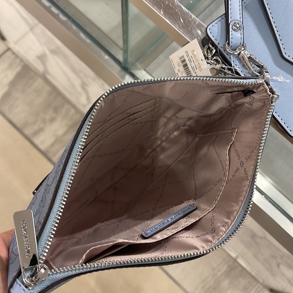 MICHAEL KORS JET SET ITEM LG 2 in 1 CARD CASE & WRISTLET
Pale Blue 
NWT - Picture 10 of 16